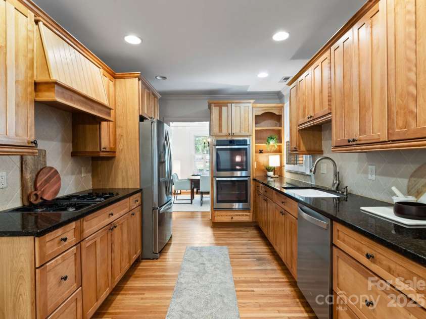 2100 Chesterfield Avenue, Charlotte, NC 28205.  MLS# CAR4269486, YatesRealty ID 31023. 