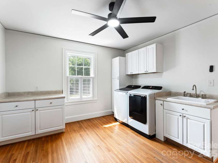 2100 Chesterfield Avenue, Charlotte, NC 28205.  MLS# CAR4269486, YatesRealty ID 31023. 