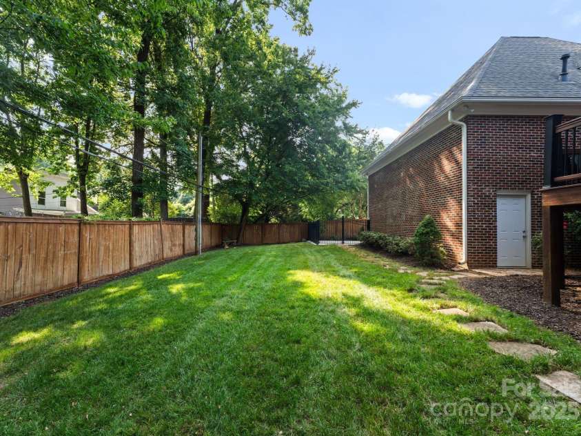 2100 Chesterfield Avenue, Charlotte, NC 28205.  MLS# CAR4269486, YatesRealty ID 31023. 