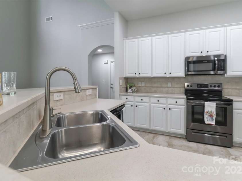 15630 Sagefield Drive, Huntersville, NC 28078.  MLS# CAR4279770, YatesRealty ID 31025. Convenient breakfast bar for casual meals and conversation!