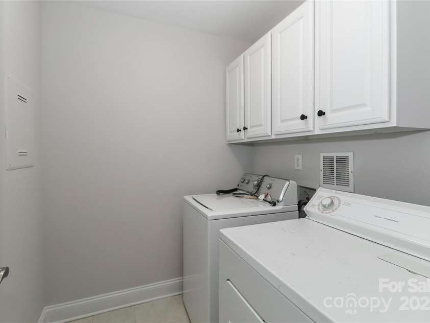 15630 Sagefield Drive, Huntersville, NC 28078.  MLS# CAR4279770, YatesRealty ID 31025. Dedicated laundry room with plenty of workspace.