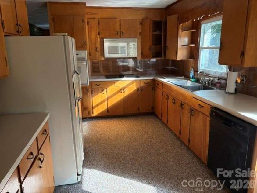 255 Glengarnock Road, Tryon, NC 28782.  MLS# CAR4392820, YatesRealty ID 31025. 