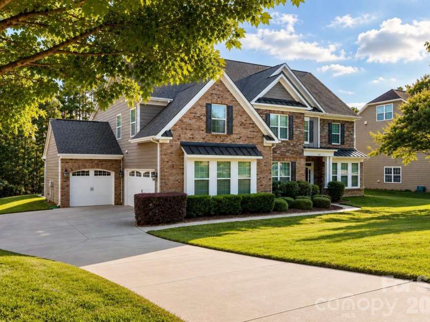 2412 Hamlet Court, Matthews, NC 28105.  MLS# CAR4394300, YatesRealty ID 31028. 