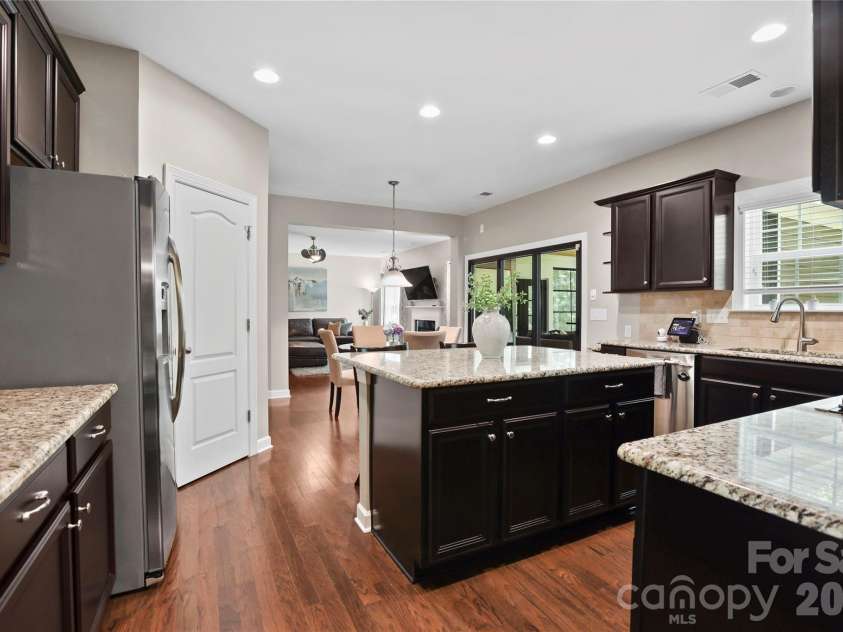 2412 Hamlet Court, Matthews, NC 28105.  MLS# CAR4394300, YatesRealty ID 31028. Kitchen