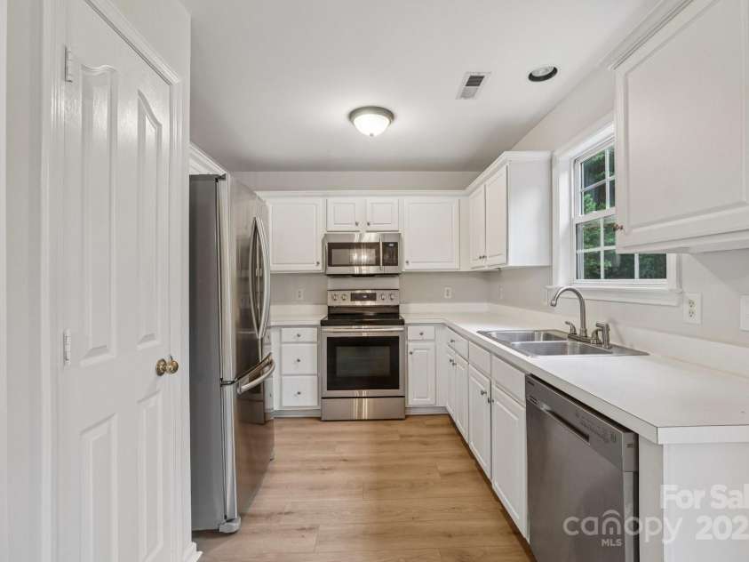 15123 Rothesay Drive, Charlotte, NC 28277.  MLS# CAR4287245, YatesRealty ID 31029. 