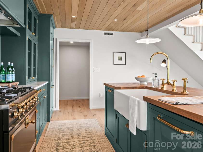 41 Windy Ridge Trail, Asheville, NC 28804.  MLS# CAR4387701, YatesRealty ID 31031. 