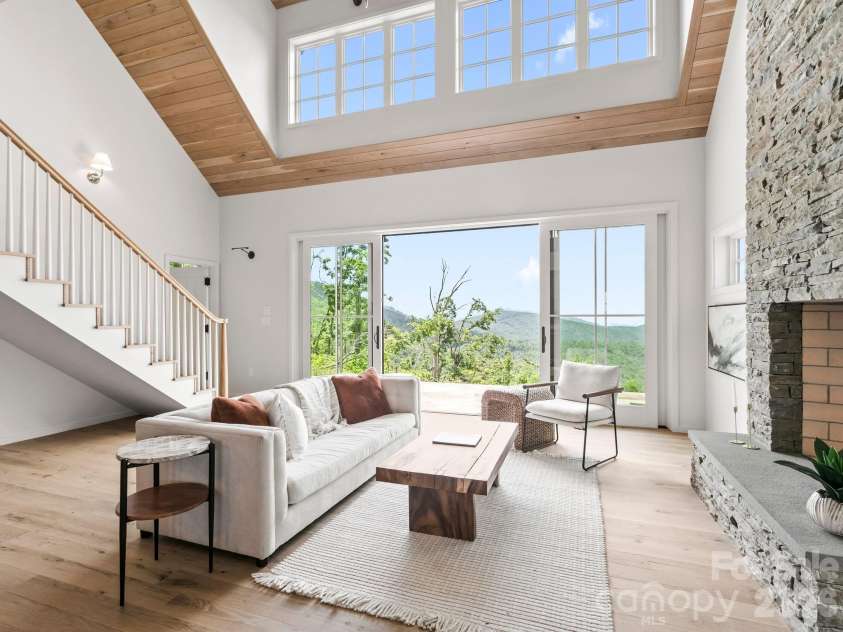 41 Windy Ridge Trail, Asheville, NC 28804.  MLS# CAR4387701, YatesRealty ID 31031. Bright and Spacious