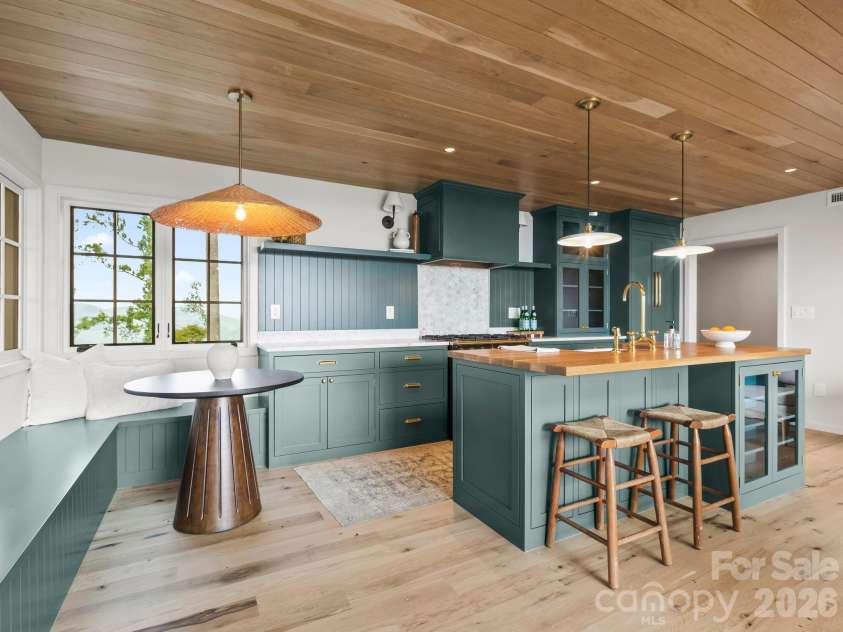 41 Windy Ridge Trail, Asheville, NC 28804.  MLS# CAR4387701, YatesRealty ID 31031. Chefs Kitchen w/Dining Nook