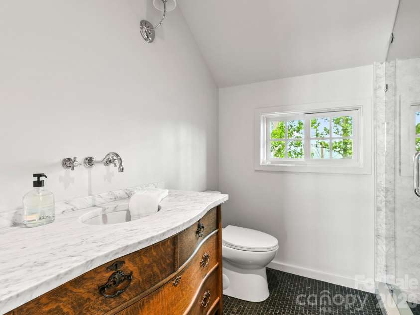41 Windy Ridge Trail, Asheville, NC 28804.  MLS# CAR4387701, YatesRealty ID 31031. Full Bath on Upper Level