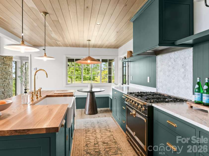 41 Windy Ridge Trail, Asheville, NC 28804.  MLS# CAR4387701, YatesRealty ID 31031. La Cornue Range