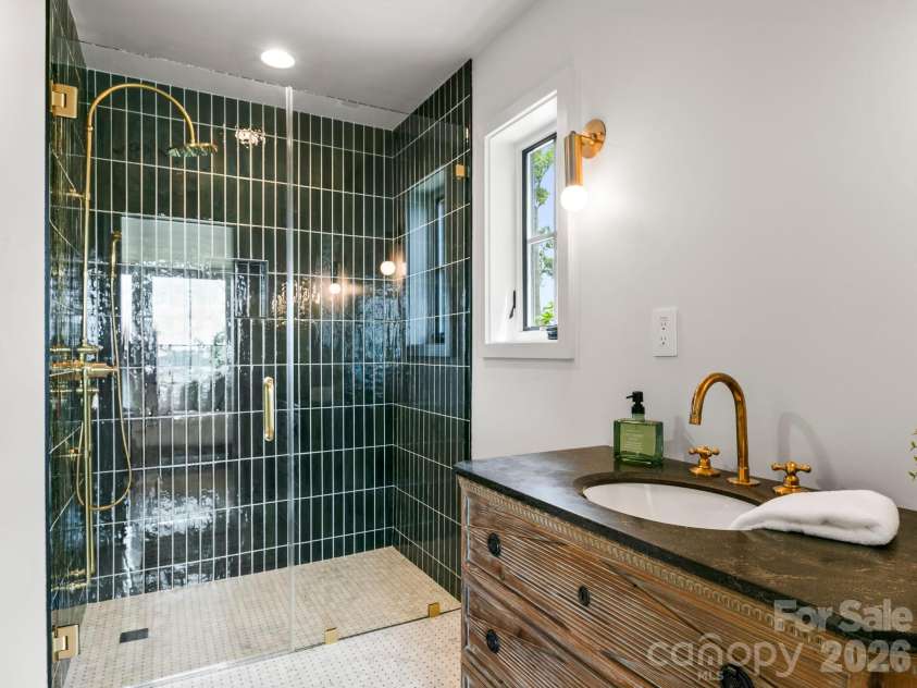 41 Windy Ridge Trail, Asheville, NC 28804.  MLS# CAR4387701, YatesRealty ID 31031. Primary Bath
