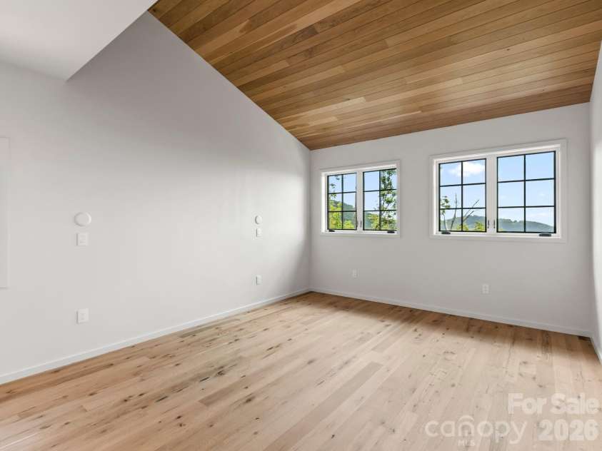41 Windy Ridge Trail, Asheville, NC 28804.  MLS# CAR4387701, YatesRealty ID 31031. Upper Level Guest Room