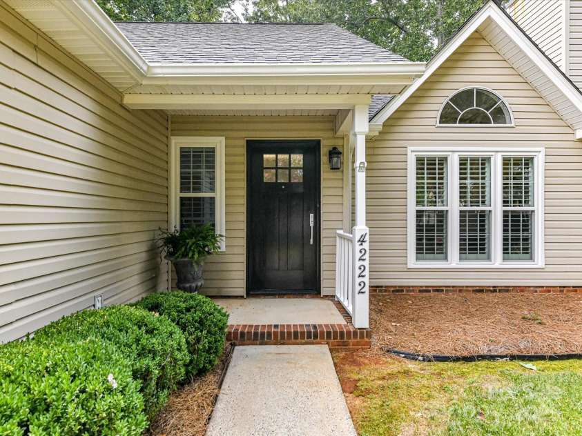 4222 Huntmeadow Drive, Charlotte, NC 28269.  MLS# CAR4282648, YatesRealty ID 31031. 