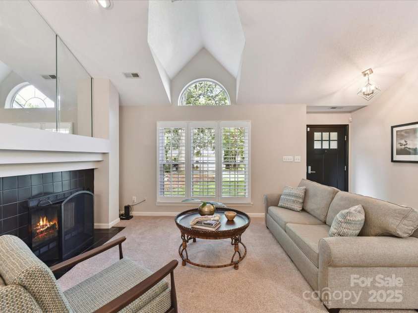 4222 Huntmeadow Drive, Charlotte, NC 28269.  MLS# CAR4282648, YatesRealty ID 31031. 