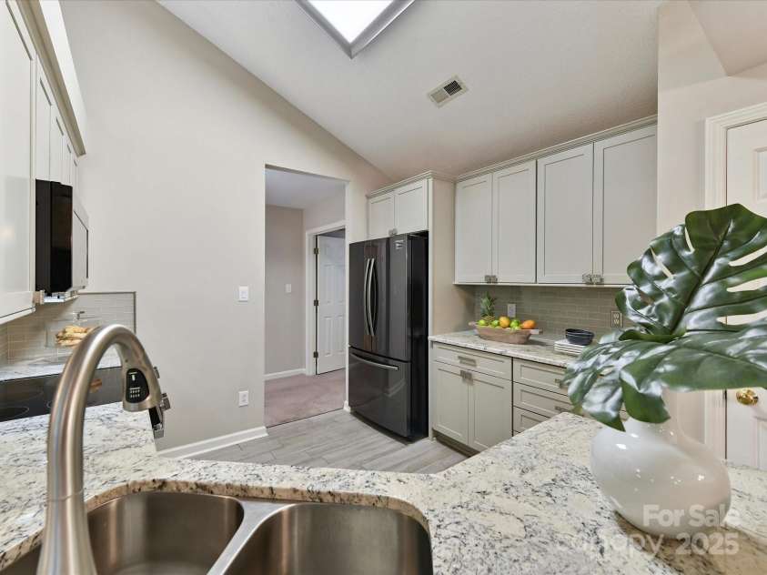 4222 Huntmeadow Drive, Charlotte, NC 28269.  MLS# CAR4282648, YatesRealty ID 31031. 