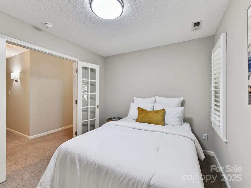 4222 Huntmeadow Drive, Charlotte, NC 28269.  MLS# CAR4282648, YatesRealty ID 31031. 
