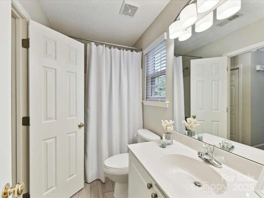 4222 Huntmeadow Drive, Charlotte, NC 28269.  MLS# CAR4282648, YatesRealty ID 31031. Full Bathroom 2