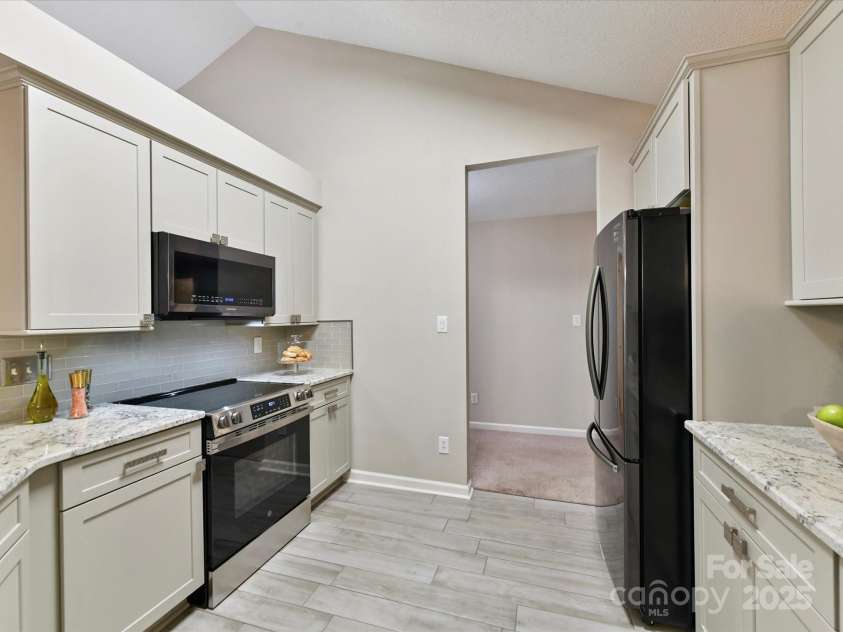 4222 Huntmeadow Drive, Charlotte, NC 28269.  MLS# CAR4282648, YatesRealty ID 31031. Kitchen