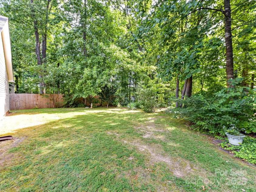 4222 Huntmeadow Drive, Charlotte, NC 28269.  MLS# CAR4282648, YatesRealty ID 31031. Level Lot