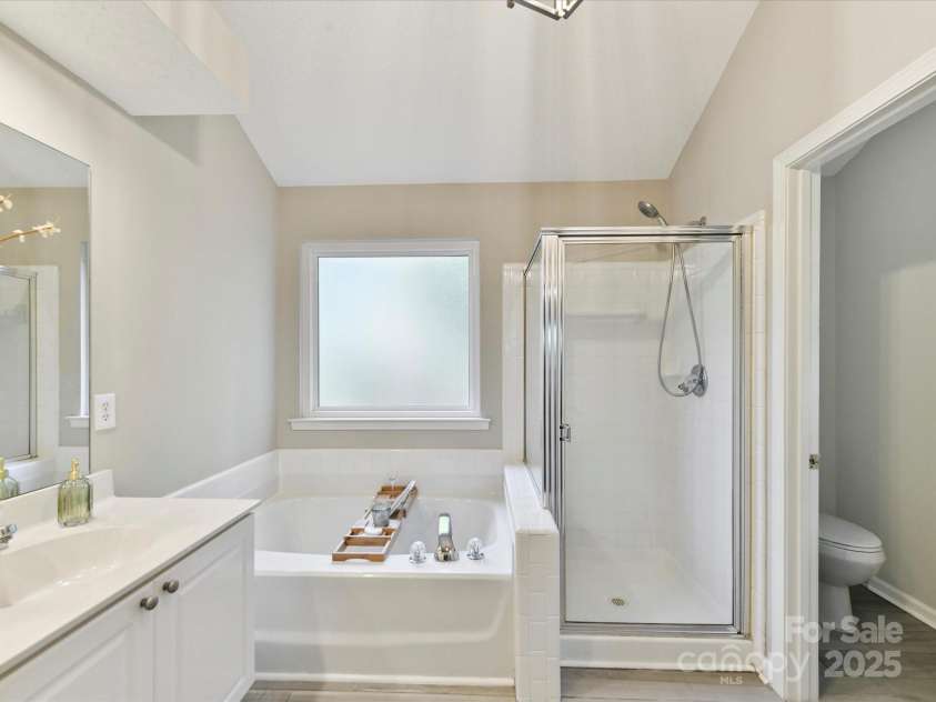4222 Huntmeadow Drive, Charlotte, NC 28269.  MLS# CAR4282648, YatesRealty ID 31031. Primary Bathroom