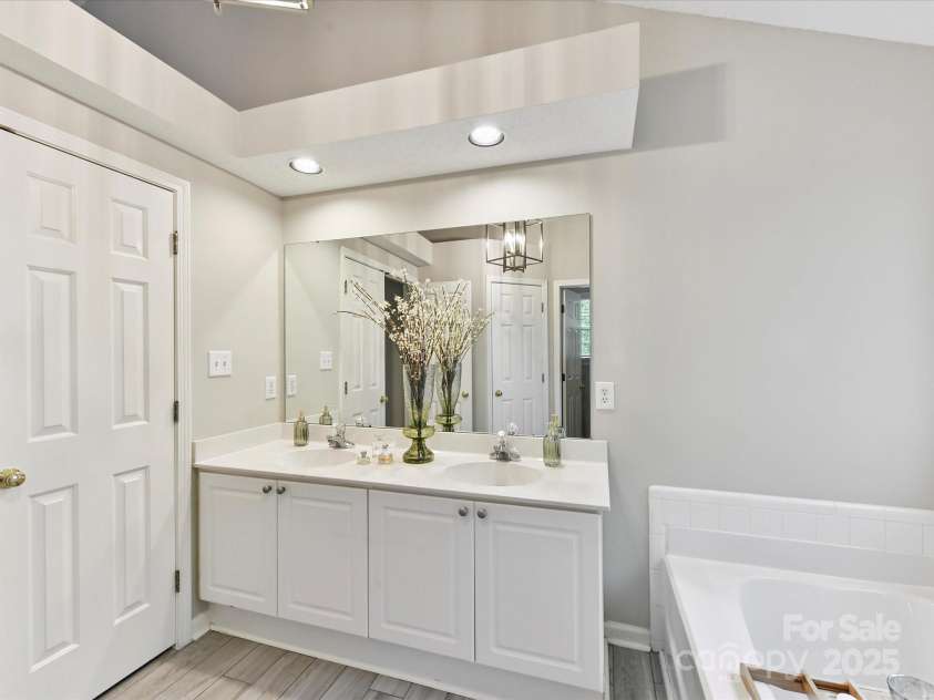 4222 Huntmeadow Drive, Charlotte, NC 28269.  MLS# CAR4282648, YatesRealty ID 31031. Primary Bathroom