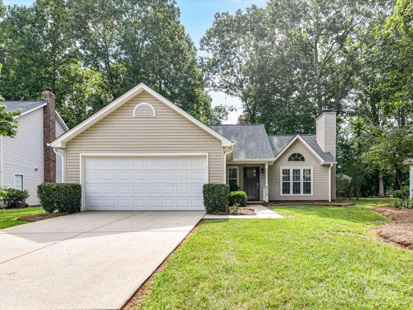 4222 Huntmeadow Drive, Charlotte, NC 28269.  MLS# CAR4282648, YatesRealty ID 31031. Welcome!