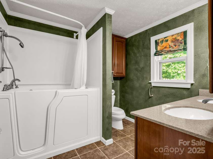 430 Mag Sluder Road, Alexander, NC 28701.  MLS# CAR4286393, YatesRealty ID 31033. Primary En-Suite Bath w/Walk-in Tub