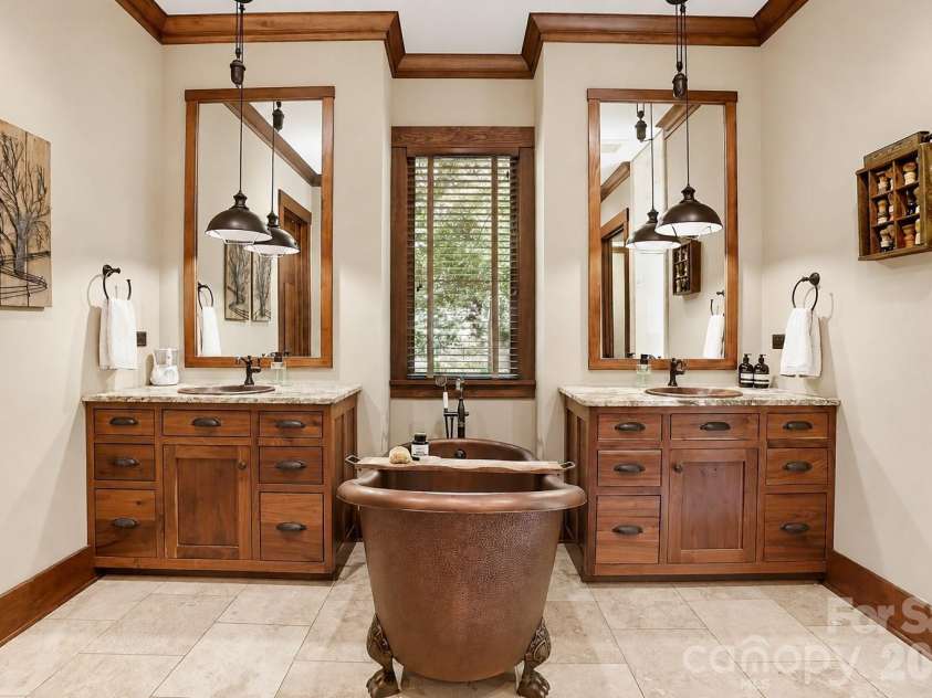 9208 Flying Eagle Lane, Charlotte, NC 28278.  MLS# CAR4397874, YatesRealty ID 31033. Master Bath - Main Floor