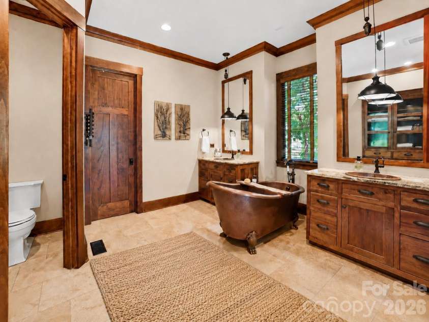 9208 Flying Eagle Lane, Charlotte, NC 28278.  MLS# CAR4397874, YatesRealty ID 31033. Master Bath - Main Floor