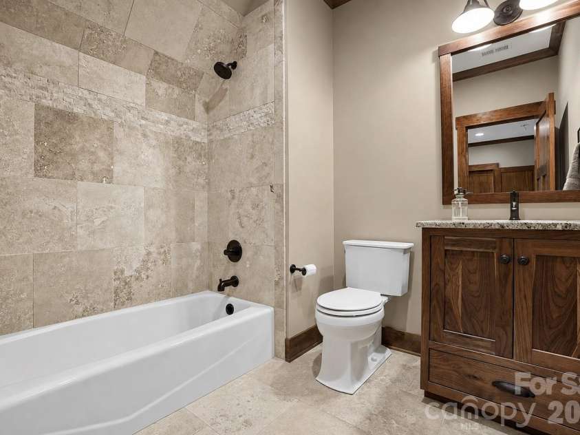 9208 Flying Eagle Lane, Charlotte, NC 28278.  MLS# CAR4397874, YatesRealty ID 31033. Upstairs Full Bath