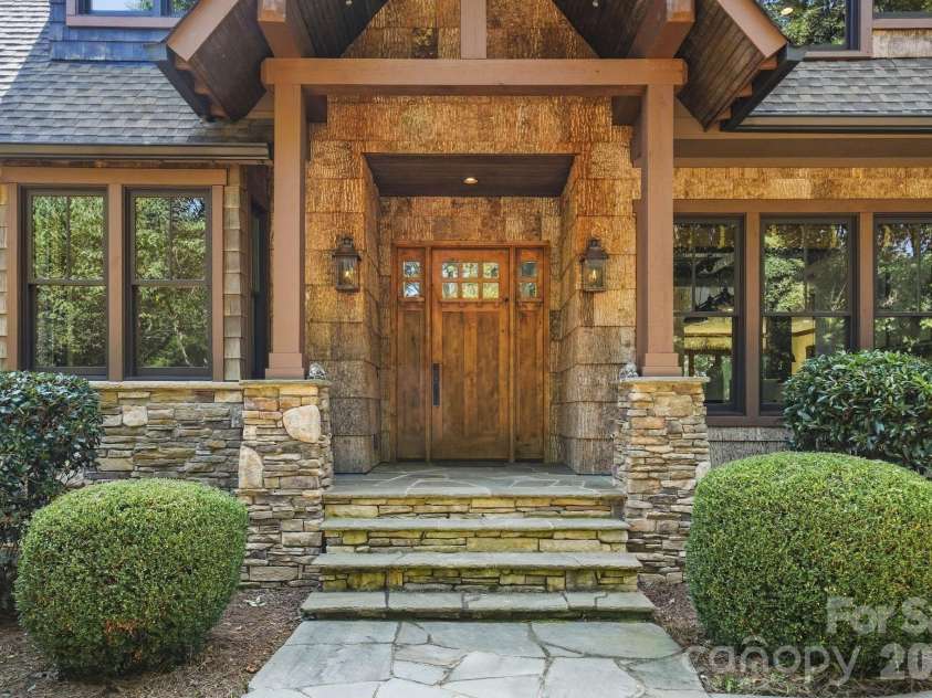9208 Flying Eagle Lane, Charlotte, NC 28278.  MLS# CAR4422278, YatesRealty ID 31033. 