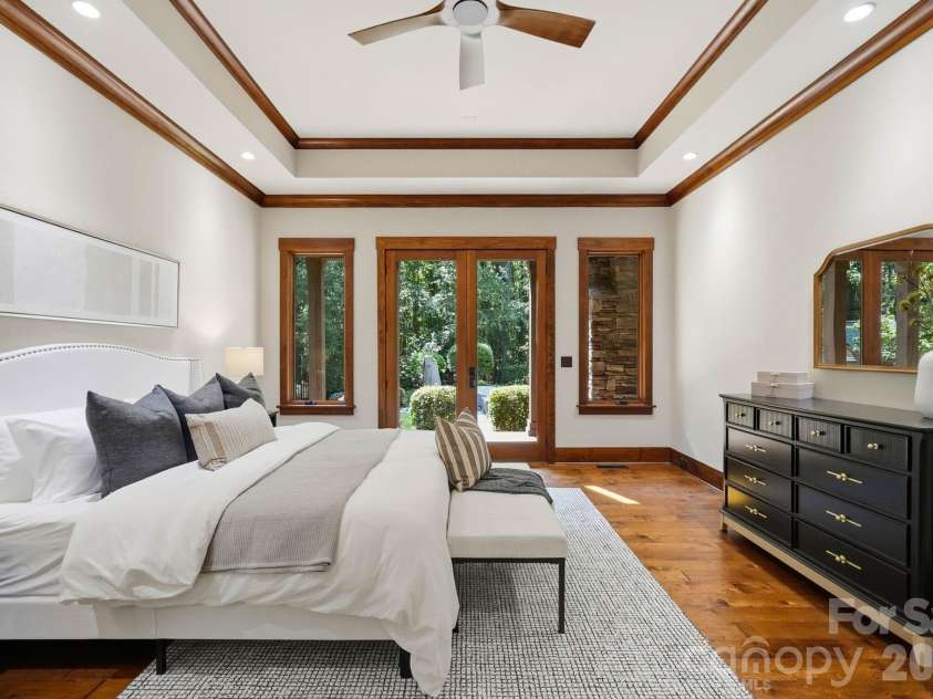9208 Flying Eagle Lane, Charlotte, NC 28278.  MLS# CAR4422278, YatesRealty ID 31033. 