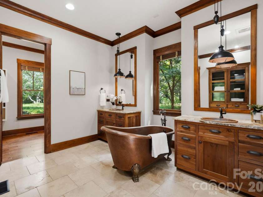 9208 Flying Eagle Lane, Charlotte, NC 28278.  MLS# CAR4422278, YatesRealty ID 31033. 