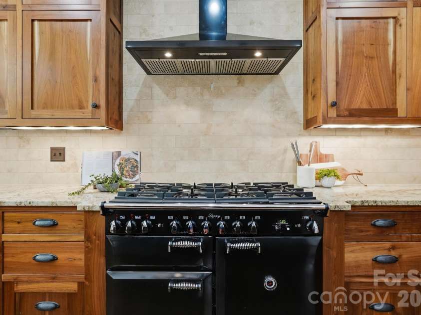9208 Flying Eagle Lane, Charlotte, NC 28278.  MLS# CAR4422278, YatesRealty ID 31033. 