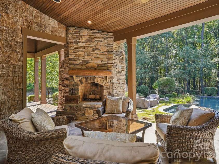9208 Flying Eagle Lane, Charlotte, NC 28278.  MLS# CAR4422278, YatesRealty ID 31033. 