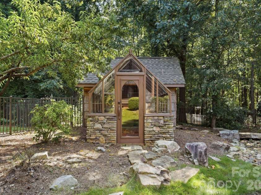 9208 Flying Eagle Lane, Charlotte, NC 28278.  MLS# CAR4422278, YatesRealty ID 31033. 