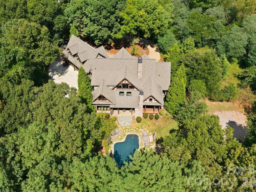 9208 Flying Eagle Lane, Charlotte, NC 28278.  MLS# CAR4422278, YatesRealty ID 31033. 
