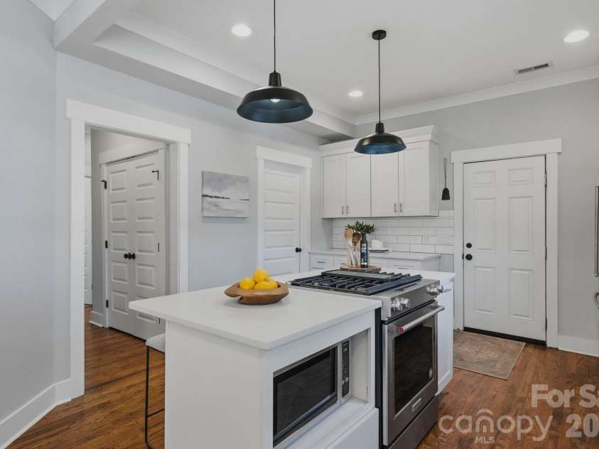 1416 Parkwood Avenue, Charlotte, NC 28205.  MLS# CAR4388760, YatesRealty ID 31035. 