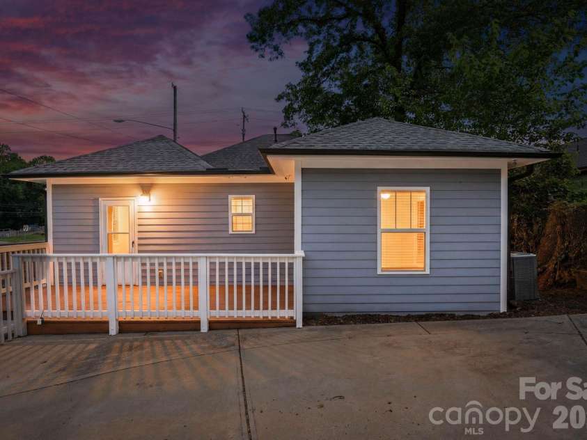 1416 Parkwood Avenue, Charlotte, NC 28205.  MLS# CAR4420784, YatesRealty ID 31035. 