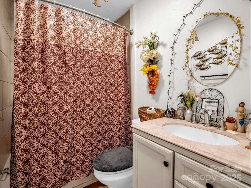 226 Substation Street, Hendersonville, NC 28792.  MLS# CAR4265735, YatesRealty ID 31036. Bath