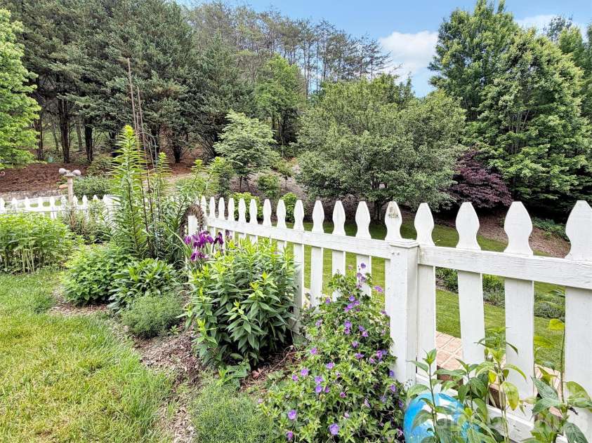 99 Mary Gray Drive, Clyde, NC 28721.  MLS# CAR4389889, YatesRealty ID 31036. 