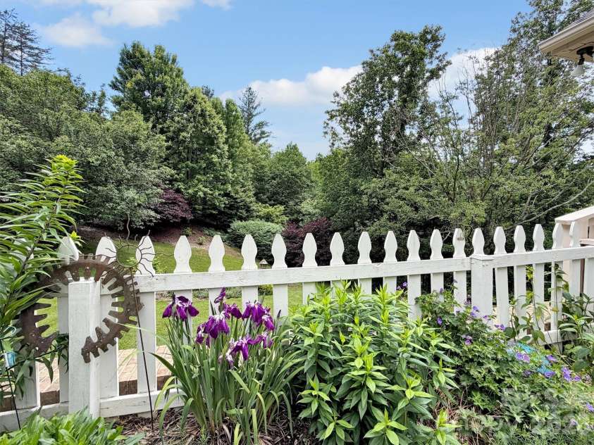 99 Mary Gray Drive, Clyde, NC 28721.  MLS# CAR4389889, YatesRealty ID 31036. 