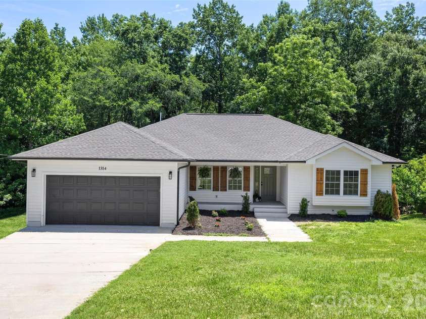 1314 Redland Drive, Gastonia, NC 28054.  MLS# CAR4423725, YatesRealty ID 31037. 