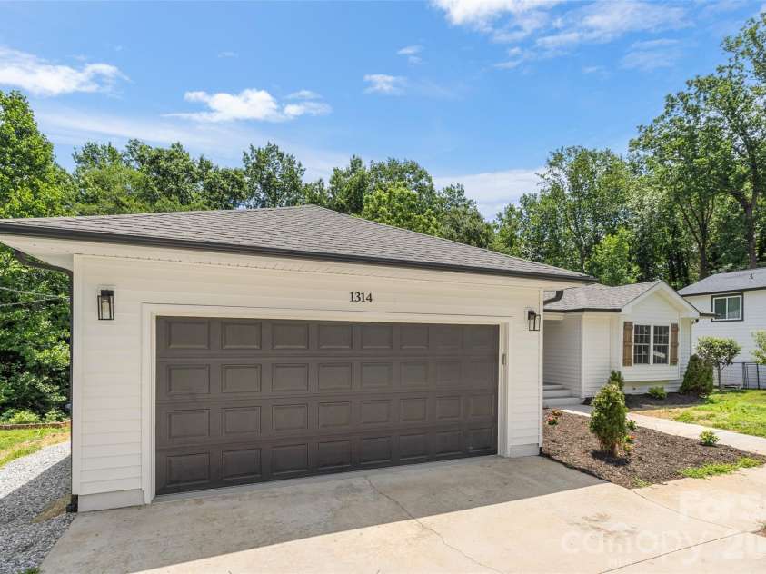 1314 Redland Drive, Gastonia, NC 28054.  MLS# CAR4423725, YatesRealty ID 31037. 