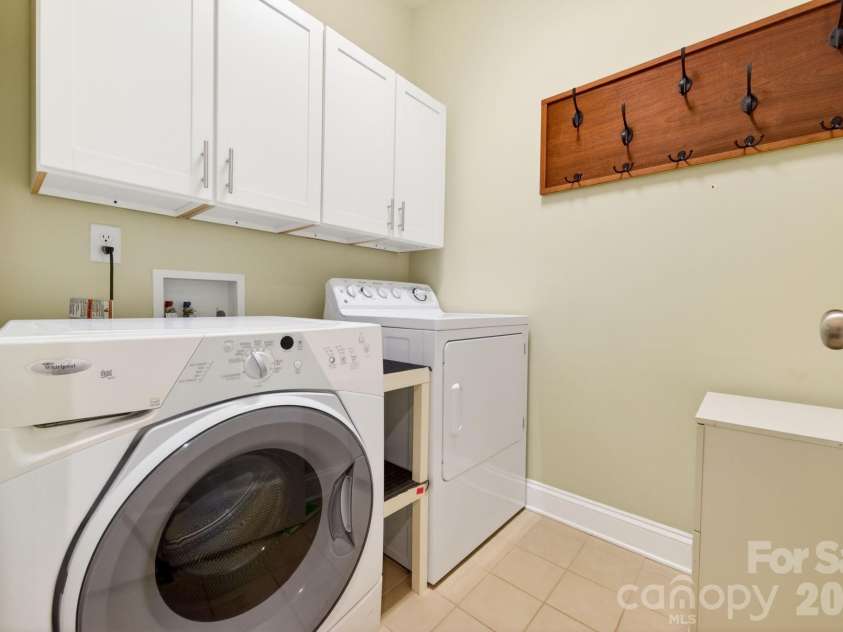 809 Elswick Court, Fort Mill, SC 29708.  MLS# CAR4386301, YatesRealty ID 31038. Main Level Laundry Room
