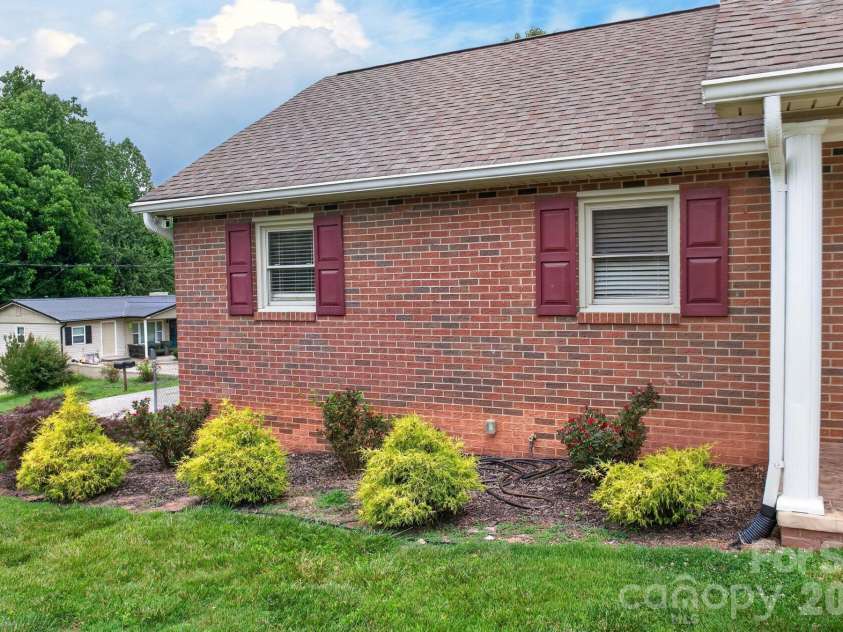 2411 Allendale Circle, Lenoir, NC 28645.  MLS# CAR4391717, YatesRealty ID 31041. 