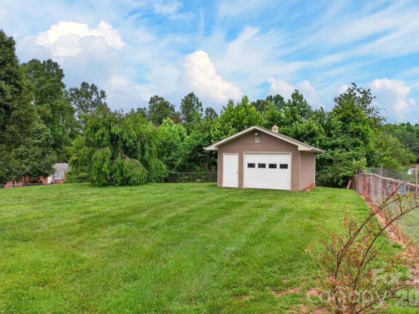 2411 Allendale Circle, Lenoir, NC 28645.  MLS# CAR4391717, YatesRealty ID 31041. 