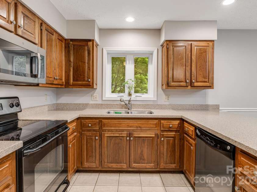 24 Penne Way, Flat Rock, NC 28731.  MLS# CAR4269112, YatesRealty ID 31045. The kitchen features Silestone countertops and stainless steel appliances