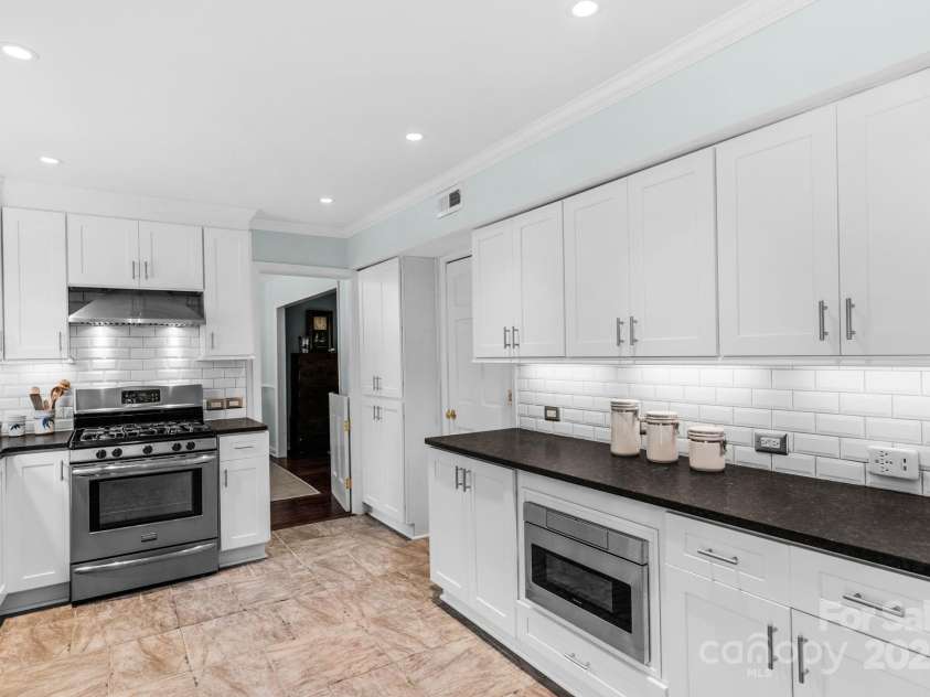 2125 Lawton Bluff Road, Charlotte, NC 28226.  MLS# CAR4275483, YatesRealty ID 31047. 