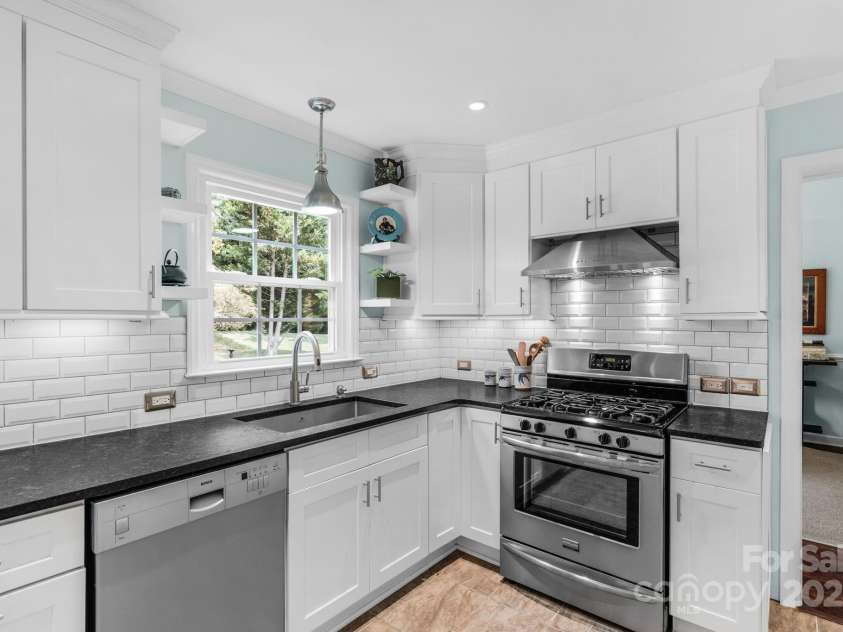 2125 Lawton Bluff Road, Charlotte, NC 28226.  MLS# CAR4275483, YatesRealty ID 31047. 